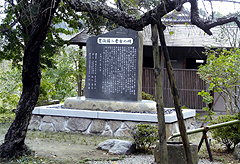 青蓮寺境内に完成した二孝女の記念碑