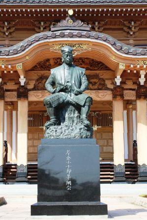 建立された片倉小十郎景綱の銅像