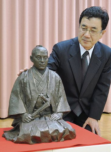 江里さん(右)が制作した武市像