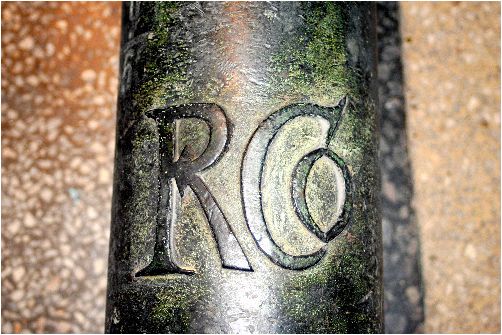 ロシアで見つかった大砲の砲身に刻まれた大友宗麟の洗礼名フランシスコを図案化した「FRCO」をかたどった印章