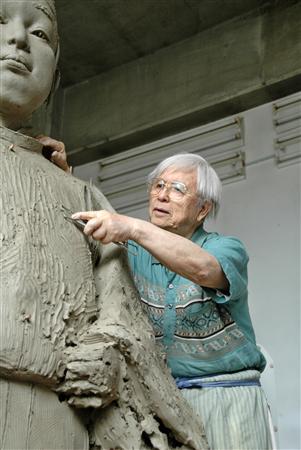 アトリエで豊臣秀頼の銅像の制作に取り組む中村晋也さん